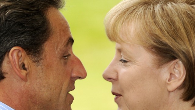 Vor dem Euro-Krisengipfel: Angela Merkel und Nicolas Sarkozy versuchen bei einem Spontantreffen vor dem EU-Gipfel noch eine Lösung für ihren Streit zu finden: Doch keiner der europäischen Regierungschefs hat bislang jenes überwölbende Konzept gefunden, das man einleiten könnte mit den Worten: "Wir, die Völker Europas ..."