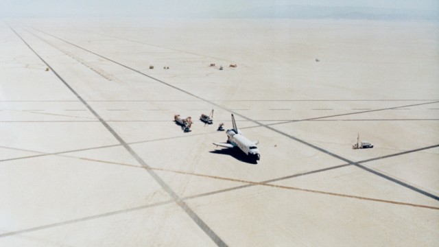 Das Ende der Spaceshuttles: Space Shuttle Columbia nach erfolgreicher Landung auf der Edwards Air Force Base in Kalifornien am 14. April 1981. Seit Jahren schon waren die Starts und Landungen der Raumgleiter nur noch Routine. Und doch bewahrten sie den Traum von einer machbaren Zukunft im All. Der ging nun zu Ende.