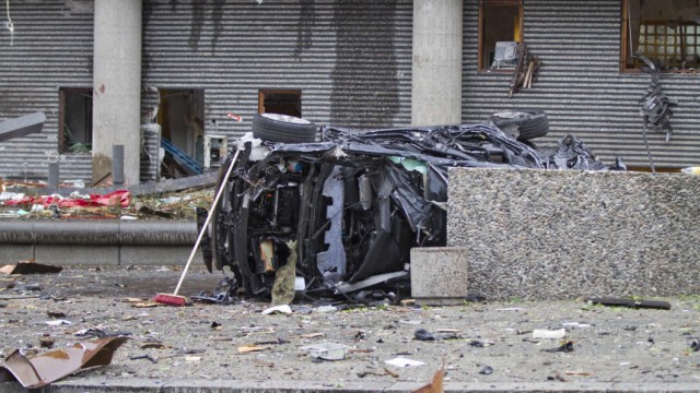 Doppelanschlag in Norwegen: Die Explosion vor Oslos Staatskanzlei war so heftig, dass Autos durch die Luft geschleudert wurden. Viele Büros im Regierungsviertel sind zerstört.