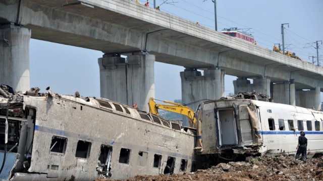 China: Bei einem Zugunglück in China sind mindestens 35 Menschen ums Leben gekommen. Mehr als 200 wurden verletzt. Zwei Waggons stürzten von einer Brücke 20 Meter in die Tiefe.
