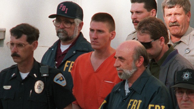 Parallelen zwischen Breivik und Timothy McVeigh: Am 21. April 1995 wird Timothy McVeigh von FBI-Agenten in einen Gerichtssaal in Oklahoma geführt. Sechs Jahre später wurde McVeigh hingerichtet.