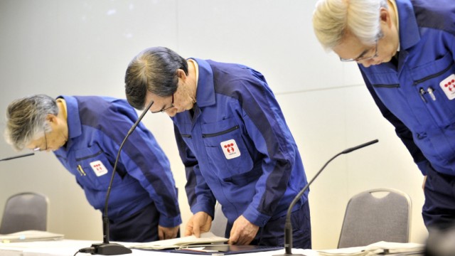 Japan: Fukushima und die Atomlobby: Entschuldigen und immer wieder verbeugen: Der Vorstand des japanischen Energiekonzerns Tepco bei einer Pressekonferenz. Doch auch nach der Katastrophe von Fukushima versucht es die japanische Atomlobby mit den alten Tricks.