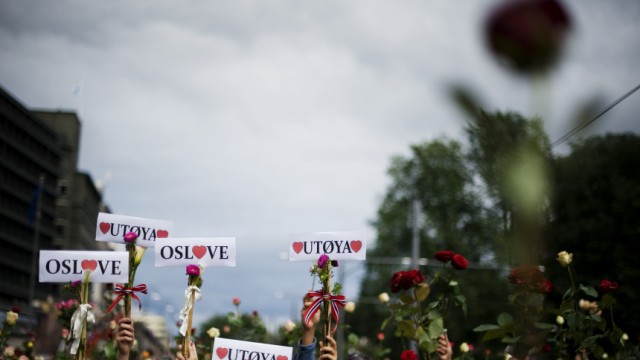 Debatte nach Norwegen-Attentat: Blumen gegen den Terror: Zu Hunderttausenden sind die Menschen in Norwegen auf die Straße gegangen - um an die Opfer der Anschläge zu erinnern und auch um ihren Durchhaltewillen zu zeigen.