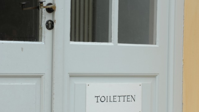 Stille Örtchen im Stadtrat: Ein stilles Örtchen: Die Toiletten im Schlosspark Schleißheim.