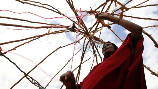 A newly arrived refugee woman constructs a temporary shelter at the Baley settlement near the Ifo extension refugee camp in Dadaab, near the Kenya-Somalia border