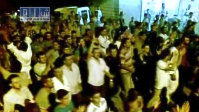Proteste in Syrien: Proteste trotz Panzern: Das Assad-Regime greift zu brutalen Mitteln, doch die syrischen Oppositionellen wollen während des Fastenmonats Ramadan jede Nacht auf die Straßen gehen. Im von Associated Press Television veröffentlichten Bild: Proteste in einem Dorf nahe Hama in der Nacht zu Dienstag.