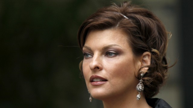 Canadian super model Linda Evangelista attends French designer Alexis Mabille's Spring-Summer Haute Couture 2009 fashion show in Paris