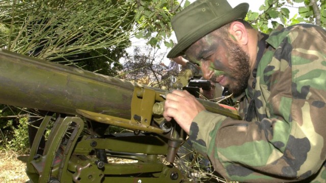 Hisbollah-Kämpfer mit Raketenwerfer in Stellung, 2001