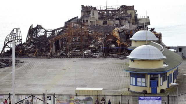 Seebäder in Großbritannien: Ein Feuer zerstörte im Oktober 2010 die Pier in Hastings im Südosten Englands.
