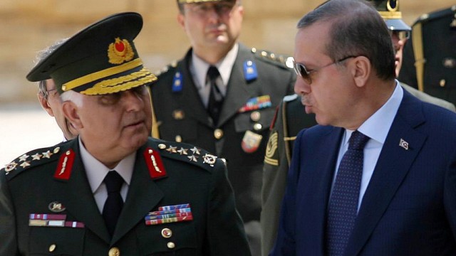 Politik kompakt: Der türkische Ministerpräsident Tayyip Erdogan (r) mit seinem neuen Generalstabschef Necdet Özel.