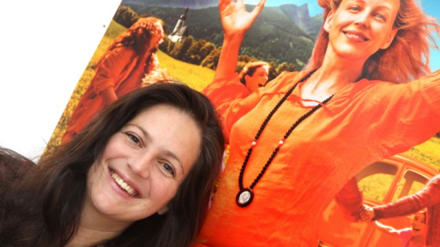 Drehbuchautorin "Sommer in Orange": Der einzige orangefarbene Gegenstand in der Wohnung von Ursula Gruber ist das Filmplakat, das in ihrem Arbeitszimmer hängt. Hier wohnt eine Familie, keine Kommune - das wird schnell deutlich.