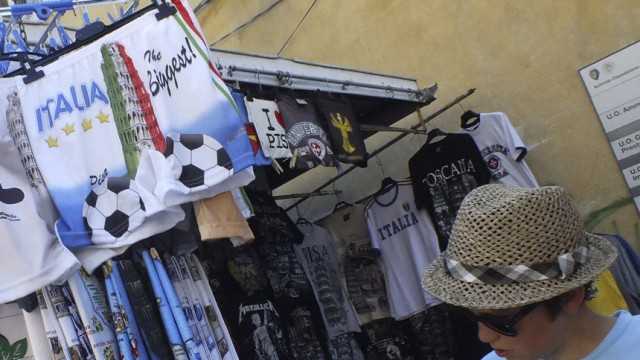 Italien: Obszöne Souvenirs: Unterhosen mit dem schiefen Turm von Pisa als Aufdruck soll es künftig nicht mehr geben.