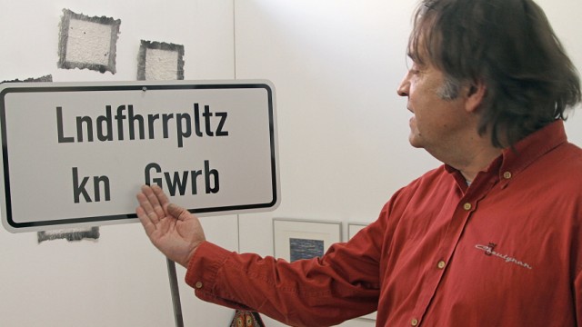 Dachauer Künstler bei der Biennale: Alfred Ullrich setzt sich mit seiner Kunst dafür ein, dass das diskriminierende Wort Landfahrer nicht mehr benutzt wird.