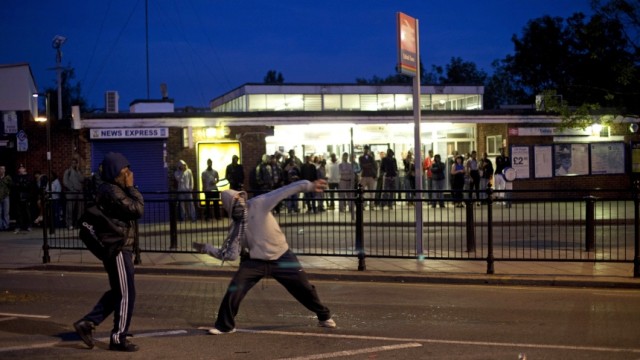 Großbritannien: Enfield, London: Jugendliche werfen am Sonntagabend Steine auf Polizisten.