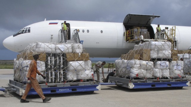 Politik kompakt: Das Flüchtlingshilfswerk der Vereinten Nationen (UNHCR) lädt Tonnen von Hilfsgütern am Flughafen von Mogadischu aus.