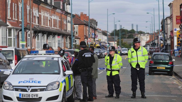 Drei Tote in Birmingham: Drei Menschen sind in der Nähe einer Tankstelle in Birmingham von einem Auto überfahren worden. Eine Untersuchungskommission der Polizei soll jetzt klären, ob der Vorfall etwas mit den Krawallen zu tun hat.