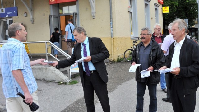 Ringschluss Erding: Der SPD-Abgeordnete Ewald Schurer (m.) ist unzufrieden mit der Erdinger S-Bahn und fordert deshalb lautstark den Ringschluss.