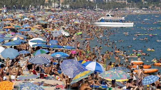 Überfüllter Strand katalanische Mittelmeerküste