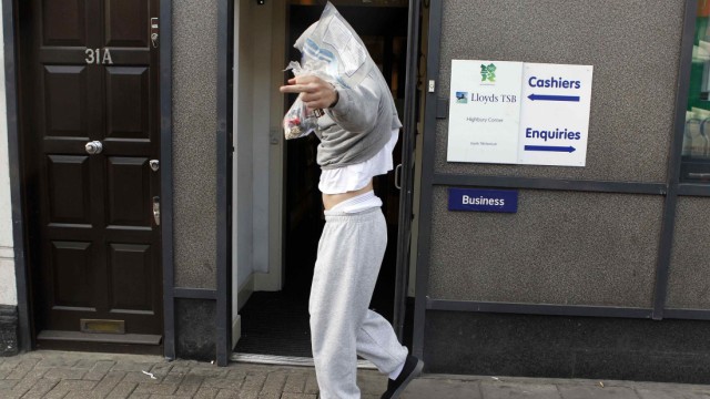 Einen Mittelfinger für den Fotografen: Ein junger Mann verlässt ein Londoner Gericht, vor dem er sich wegen der Unruhen verantworten musste.