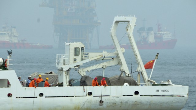 Chinas Kampf gegen die Ölpest: Wissenschaftler nehmen nach der Ölpest im Gelben Meer Proben nahe des Ölfelds Penglai. Das Bild wurde von der chinesischen Nachrichtenagentur Xinhua verbreitet.