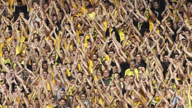 Streit zwischen Hoffenheim und Dortmund: Zwischen Schmähgesang und Ohrensausen: Dortmunder Fans in Hoffenheim.