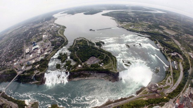 Niagarafälle: Niagarafälle: An der US-amerikanisch-kanadischen Grenze stürzt das Wasser in die Tiefe.