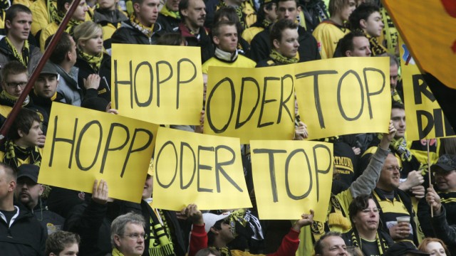 Lautsprecher-Attacke auf BVB-Fans: Hopp oder Top? BVB-Fans in Hoffenheim.