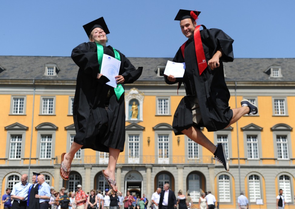 Studenten feiern Abschluss in Bonn