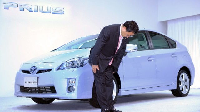 Ökologischer Verkehrsclub testet Autos: Toyota produziert nach den Ergebnissen eines neuen Tests die umweltfreundlichsten Autos. Die Verbeugung vor der Umwelt demonstriert hier Akio Toyoda, derzeitiger Unternehmensvorsitzender von Toyota und Enkel des Unternehmensgründers.