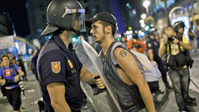 Übergriffe von Polizisten: Polizist und Demonstrant in Madrid (Archivbild): Dient ein Foto-Verbot dem Schutz der Beamten oder der Vertuschung von Übergriffen?