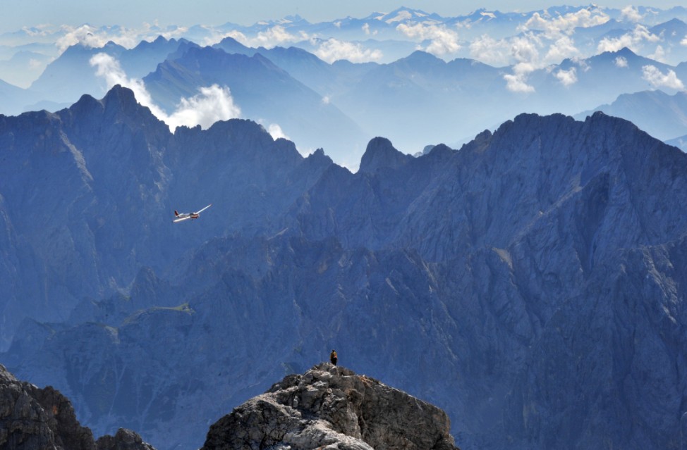 Zugspitze in den Alpen - der höchste Berg Deutschlands ist beliebt bei Wanderern und Bergsteigern.