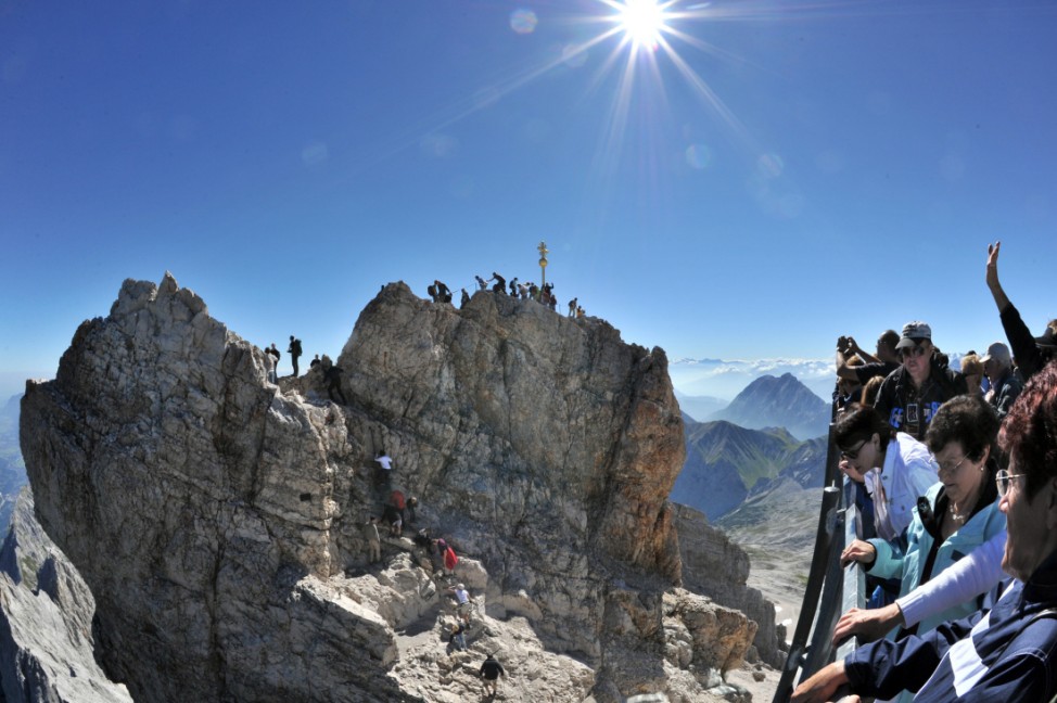 Touristen an der Zugspitze