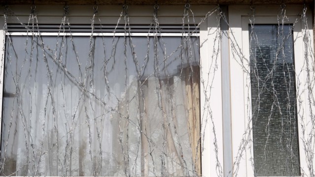 Bewaffneter 30-Jaehriger hielt Frau in seiner Wohnung gefangen
