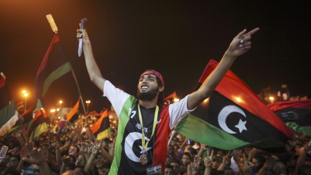 Krieg in Libyen: Anhänger der Aufständischen feiern in der Stadt Bengasi das Vordringen der Rebellen. Inzwischen sind die Anti-Gaddafi-Kräfte offenbar bis ins Zentrum von Tripolis vorgedrungen.