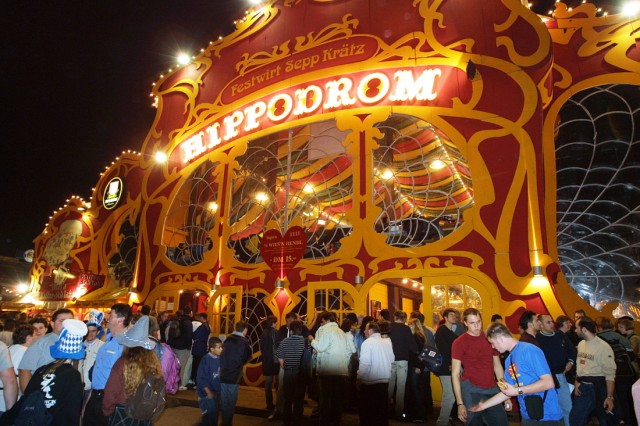 Hippodrom Festzelt auf dem Oktoberfest 2003