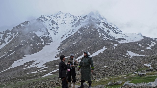 Geheimdienst zu Vermissten: Ein Archivbild zeigt afghanische Behördenvertreter im Salang-Gebirge. Dort sollen die beiden deutschen Wanderer entführt worden sein.