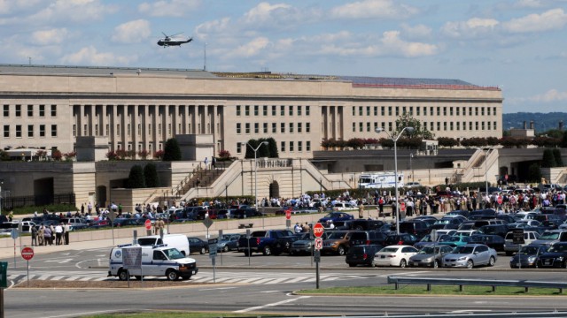 Erdbeben an der US-Ostküste: Zivilisten und Militärs stehen vor dem US-Verteidigungsministerium in Washington.