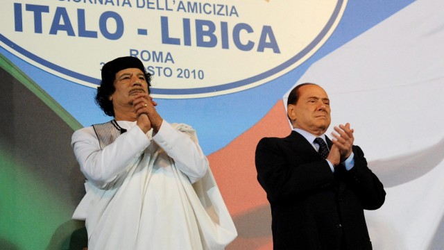 Gaddafi mit Silvio Berlusconi während seines Rom-Besuchs im August 2010.