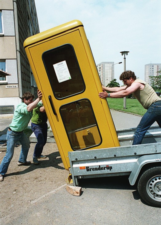 Abtransport gelbe Telefonzelle