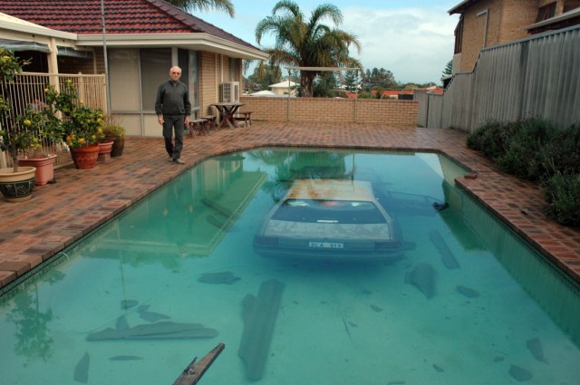 Betrunkener Fahrer landet mit Auto im Pool