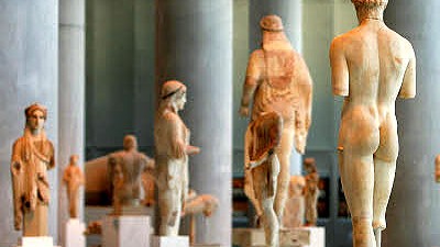 Das neue Akropolismuseum: In fast luxuriöser Vollständigkeit wurden die verstreuten Trümmer zusammengesetzt: im Mittelpunkt der "Kritios-Knabe" in Rückenansicht.