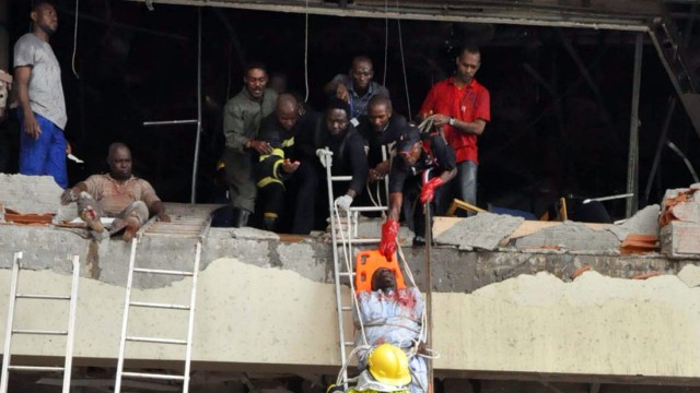 Explosion in Nigerias Hauptstadt Abuja: Verletzte werden aus den Trümmern geborgen. Bei einem Bombenanschlag in Abuja kamen mehrere Menschen ums Leben.