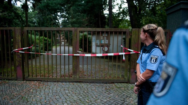 Zwei verdächtige Tüten entdeckt - Polizei sucht Friedhof ab