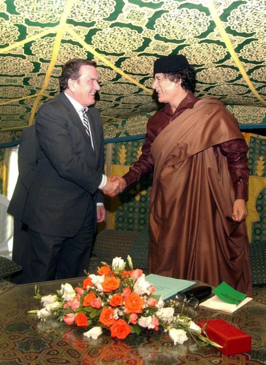 Gerhard Schröder und Muammar al-Gaddafi im Zelt in 2004