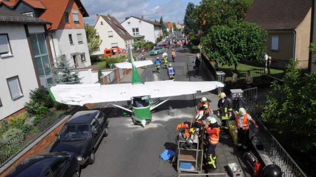 Flugzeug in Wohngebiet notgelandet - Zwei Verletzte
