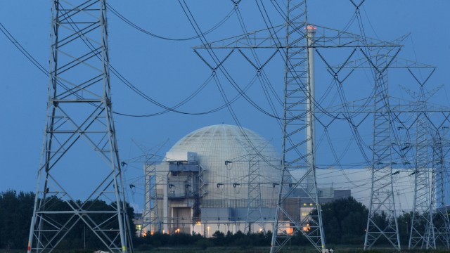 Atomkraftwerk hinter Strommasten