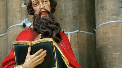 Katholische Kirche: Eine Holzfigur des Apostels Paulus, fotografiert in der Paulskirche in München. In Rom haben Forscher womöglich Überreste des Heiligen entdeckt.