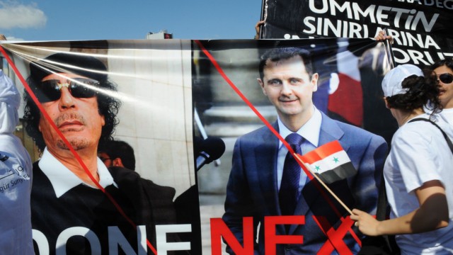Einfluss des Westens auf Syrien: In der türkischen Wirtschaftsmetropole Istanbul protestieren Exil-Syrer gegen Präsident Baschar al-Assad - und vergleichen ihn mit Libyens flüchtigen Machthaber Muammar al-Gaddafi.