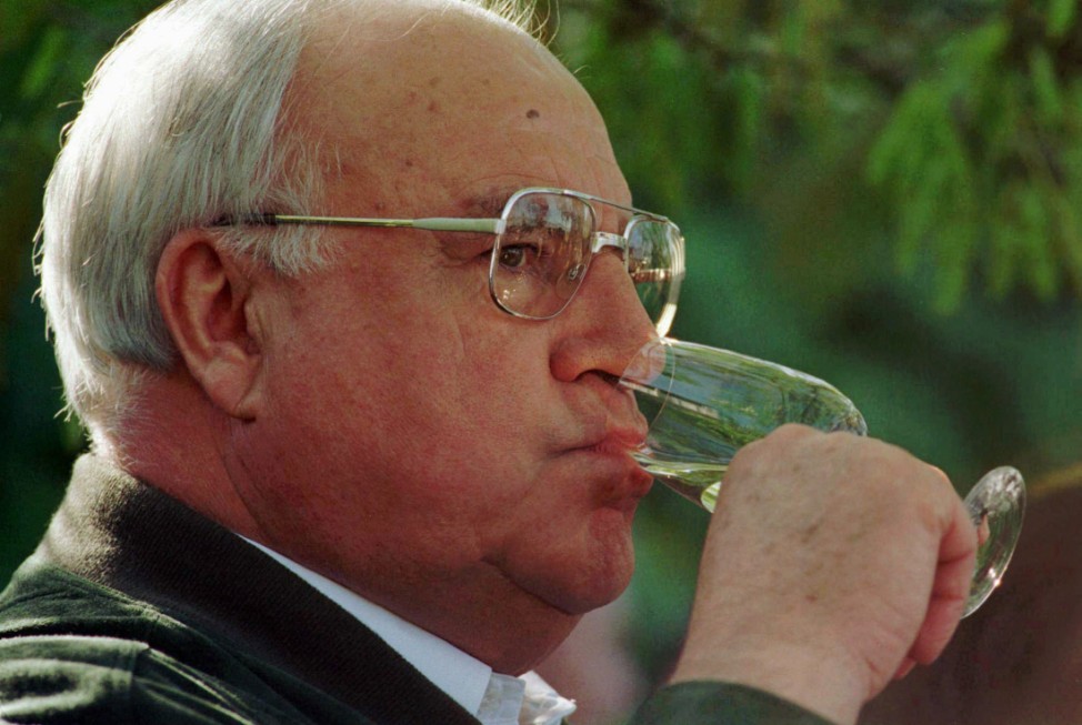 Helmut Kohl trinkt Wein, 1997