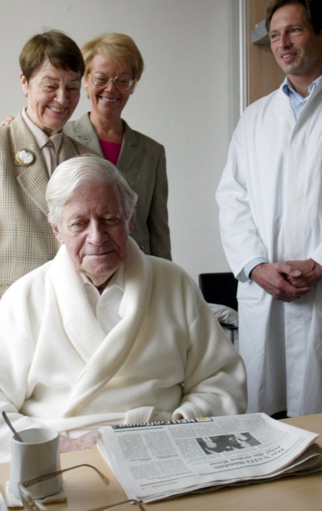 Helmut Schmidt nach Herzinfarkt im Krankenhaus, 2002